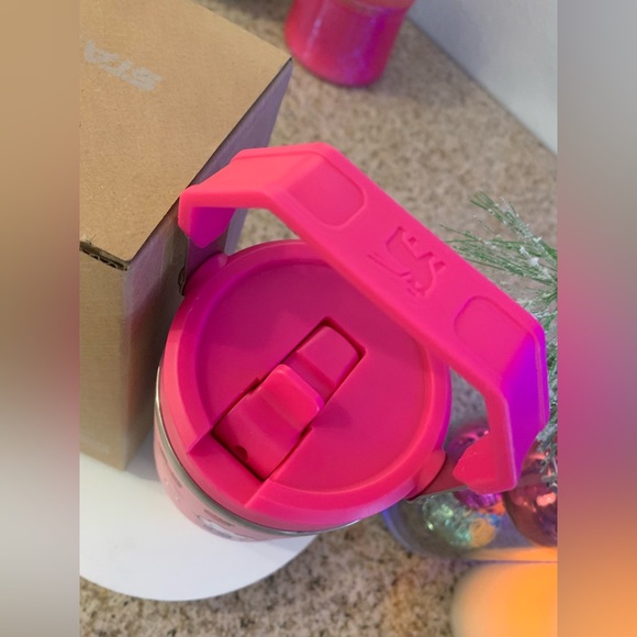 Hello Kitty 20oz Stanley tumbler - Picture 3 of 5